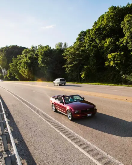 Cars travelling on the Great River Road