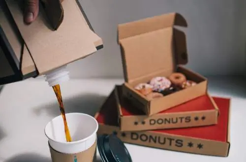 Take-away coffee box and donuts from Ipsento.